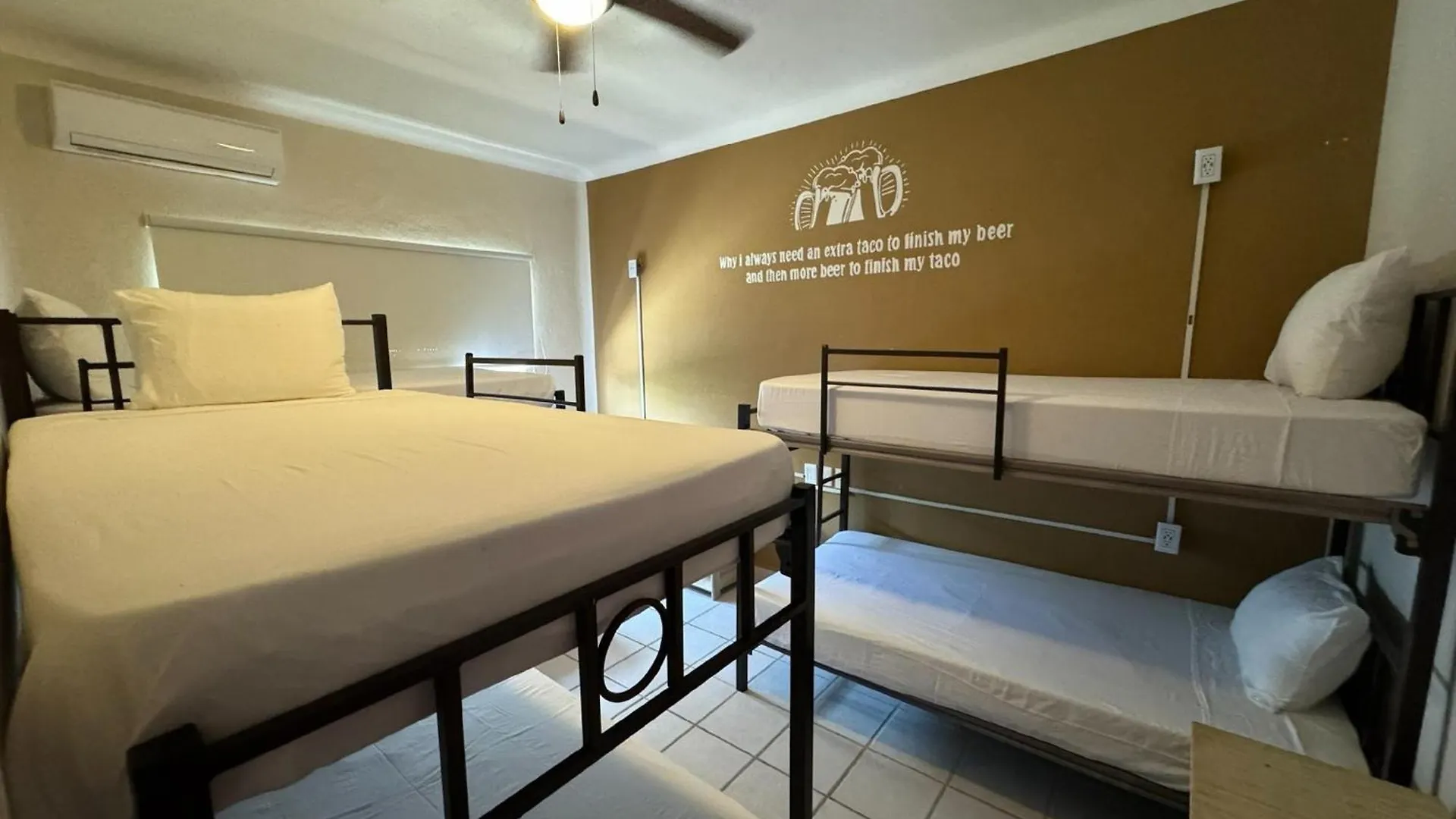 Mala Vecindad Playa Guest house